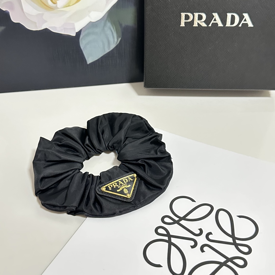 （单个）配全套包装Prada（普拉达）爆款发圈，专柜款出货一看就特别高档 超级百搭 必须自留