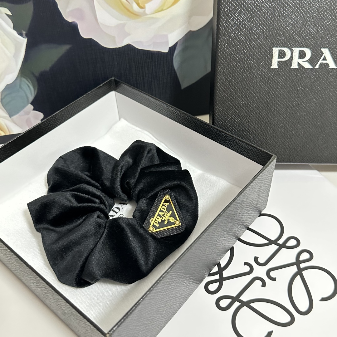 （单个）配全套包装
Prada（普拉达）爆款丝绒发圈，专柜款出货
一看就特别高档 超级百搭 必须自留