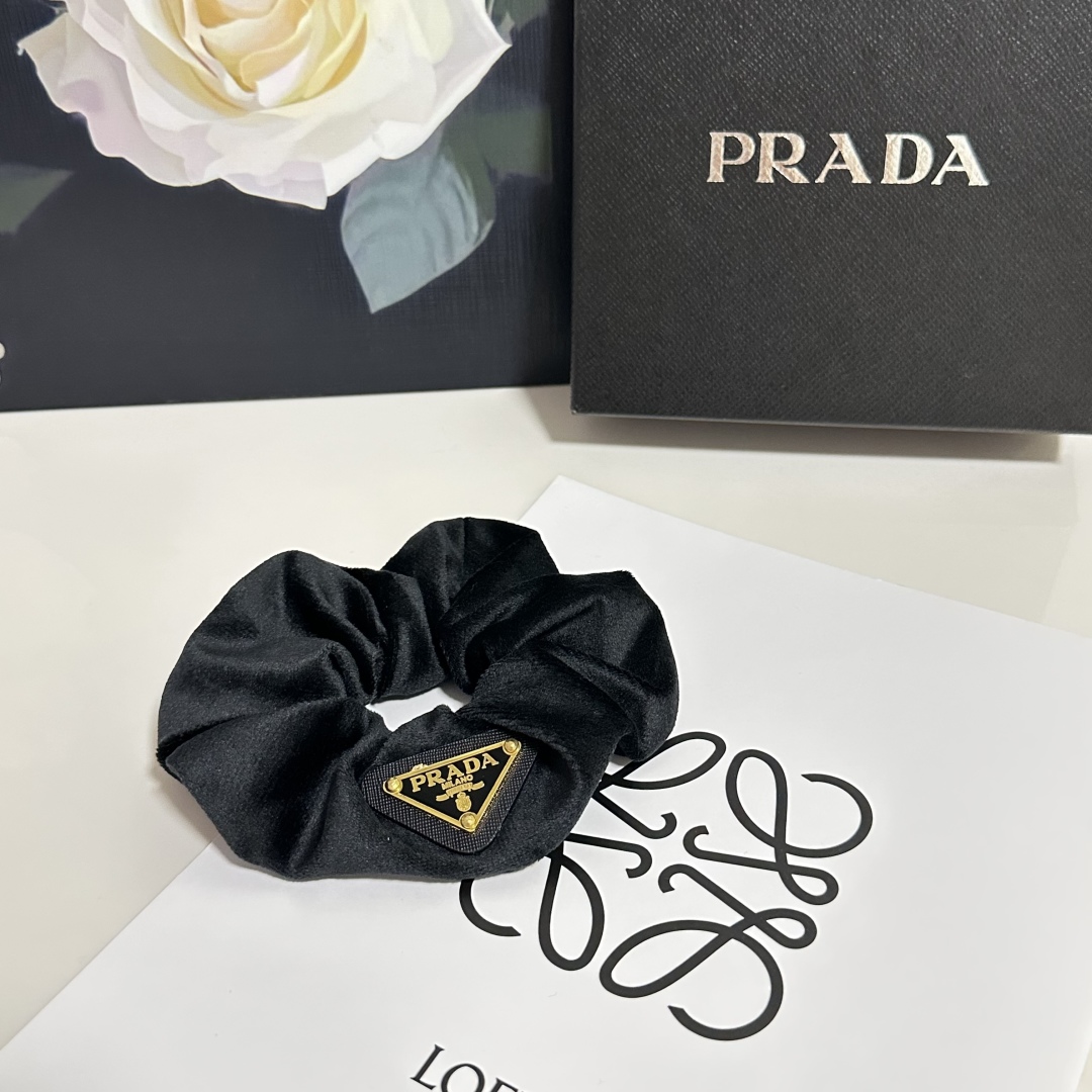 （单个）配全套包装
Prada（普拉达）爆款丝绒发圈，专柜款出货
一看就特别高档 超级百搭 必须自留