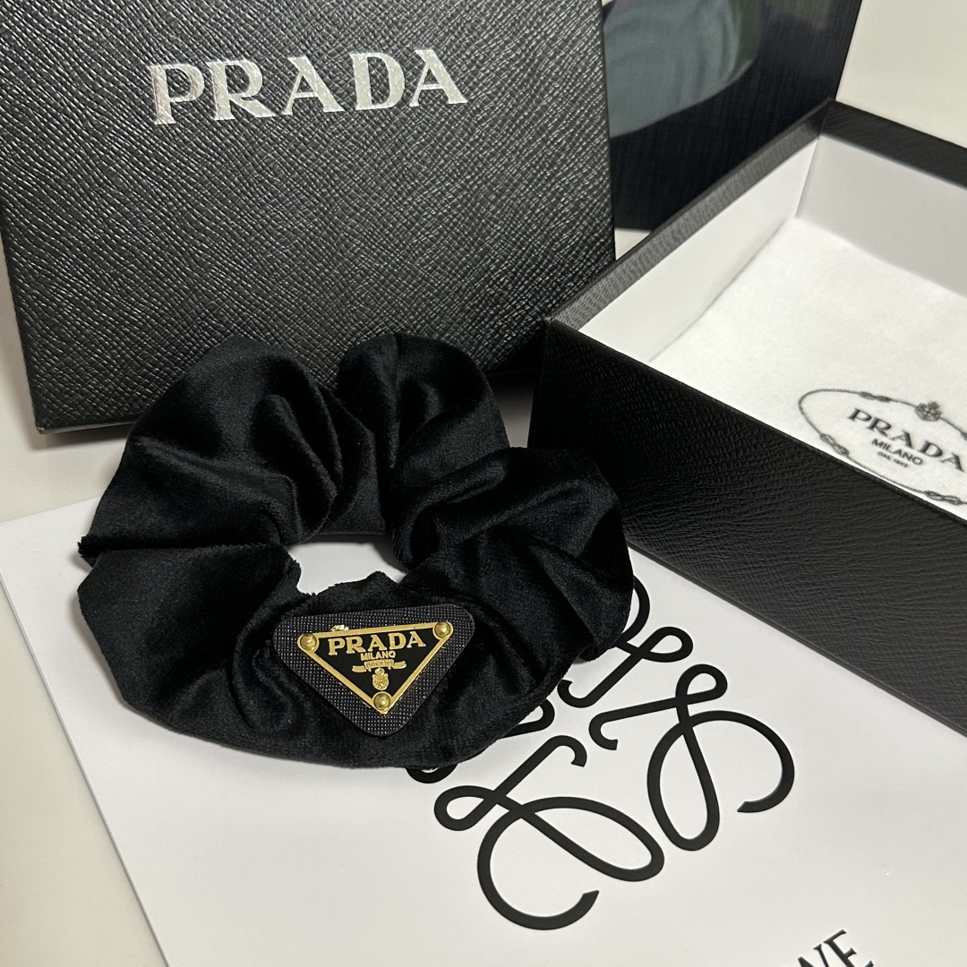（单个）配全套包装
Prada（普拉达）爆款丝绒发圈，专柜款出货
一看就特别高档 超级百搭 必须自留