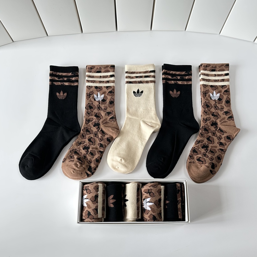  💛配专柜包装
adidas（阿迪达斯）新款三叶草中长款堆堆袜袜子！一盒五双，专柜同步筒袜袜子，大牌出街