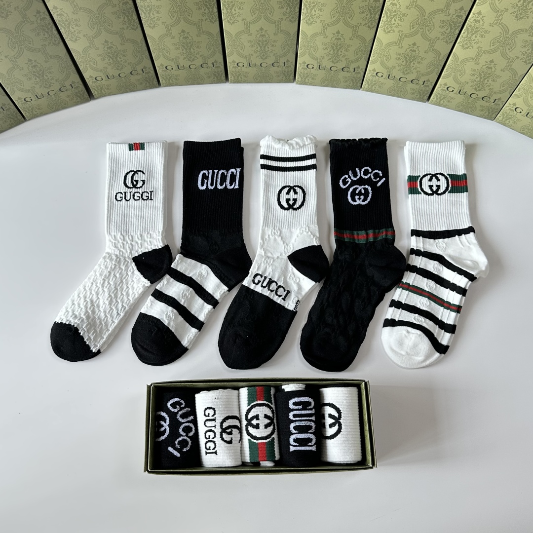  💛配包装
Gucci（古驰）新款经典中长款堆堆袜袜子！一盒五双， 专柜同步筒袜袜子，💛大牌出街，潮人必