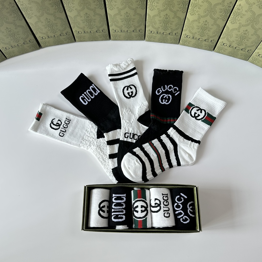  💛配包装
Gucci（古驰）新款经典中长款堆堆袜袜子！一盒五双， 专柜同步筒袜袜子，💛大牌出街，潮人必
