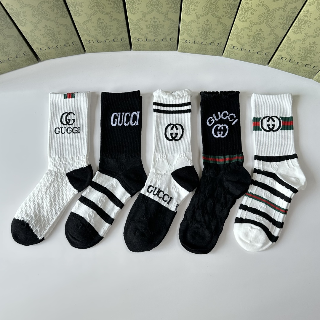  💛配包装
Gucci（古驰）新款经典中长款堆堆袜袜子！一盒五双， 专柜同步筒袜袜子，💛大牌出街，潮人必