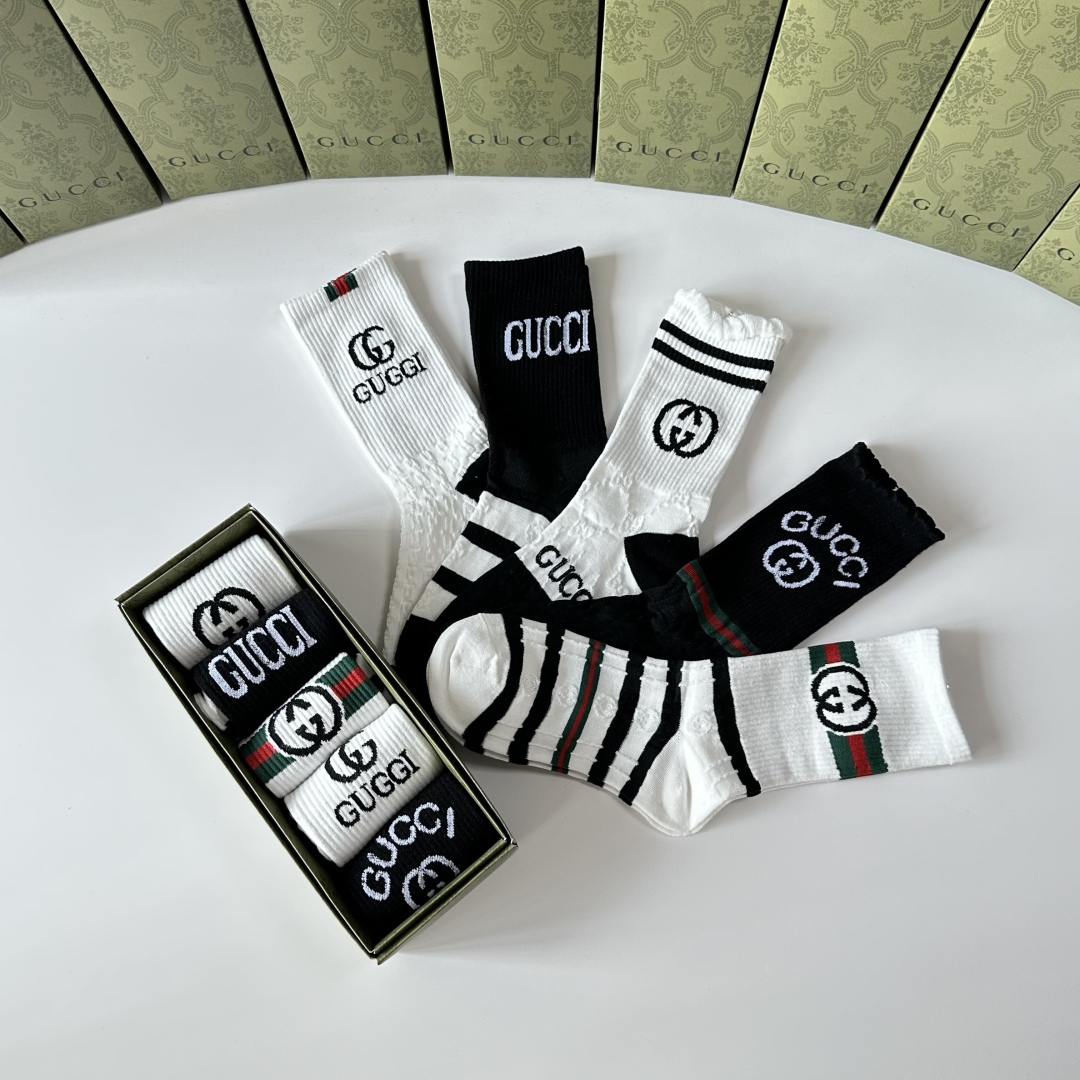  💛配包装
Gucci（古驰）新款经典中长款堆堆袜袜子！一盒五双， 专柜同步筒袜袜子，💛大牌出街，潮人必