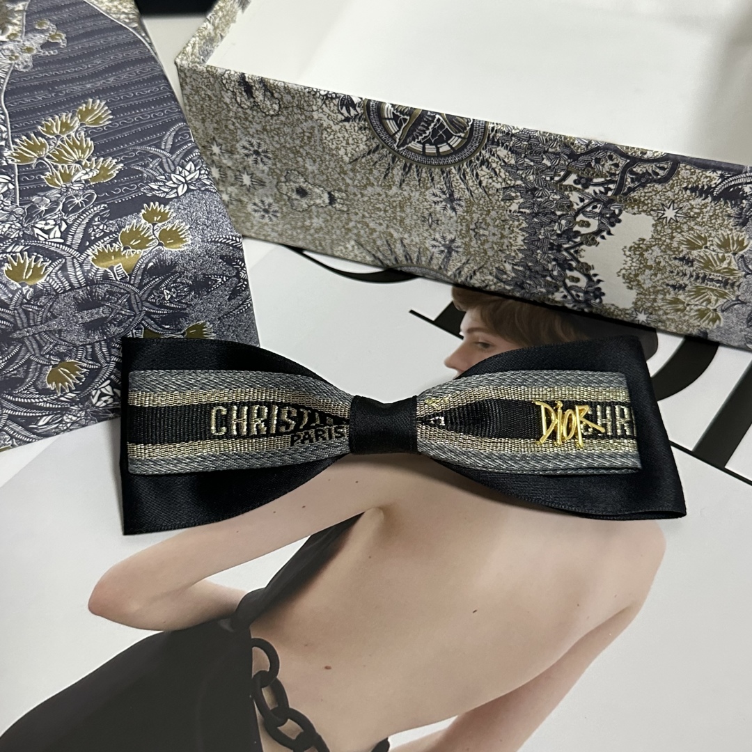  配专柜包装
DIOR（迪奥）最新蝴蝶结中古发夹#
信我！人手必备的单品 这件必须买
洋气神仙颜值💕💫
