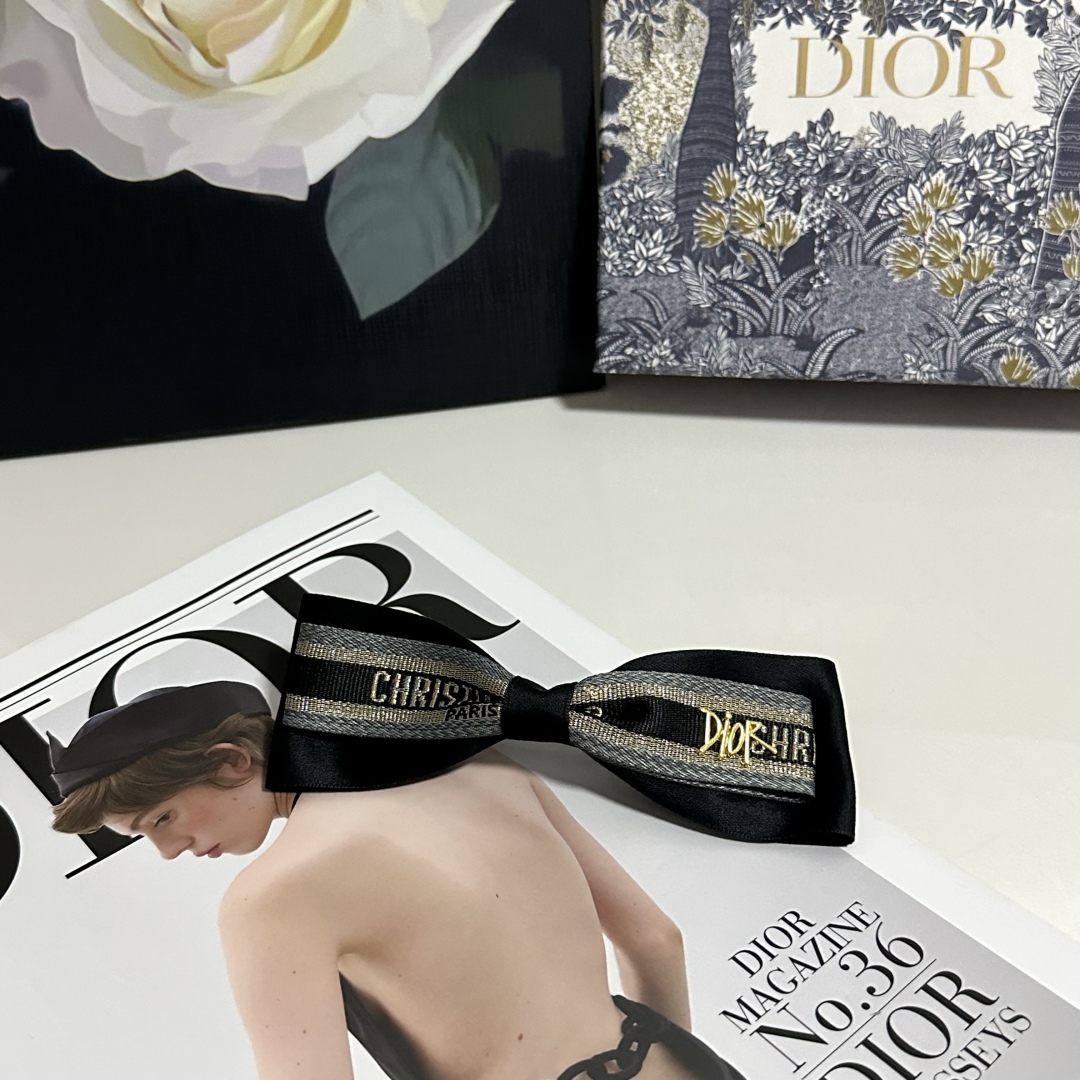  配专柜包装
DIOR（迪奥）最新蝴蝶结中古发夹#
信我！人手必备的单品 这件必须买
洋气神仙颜值💕💫

