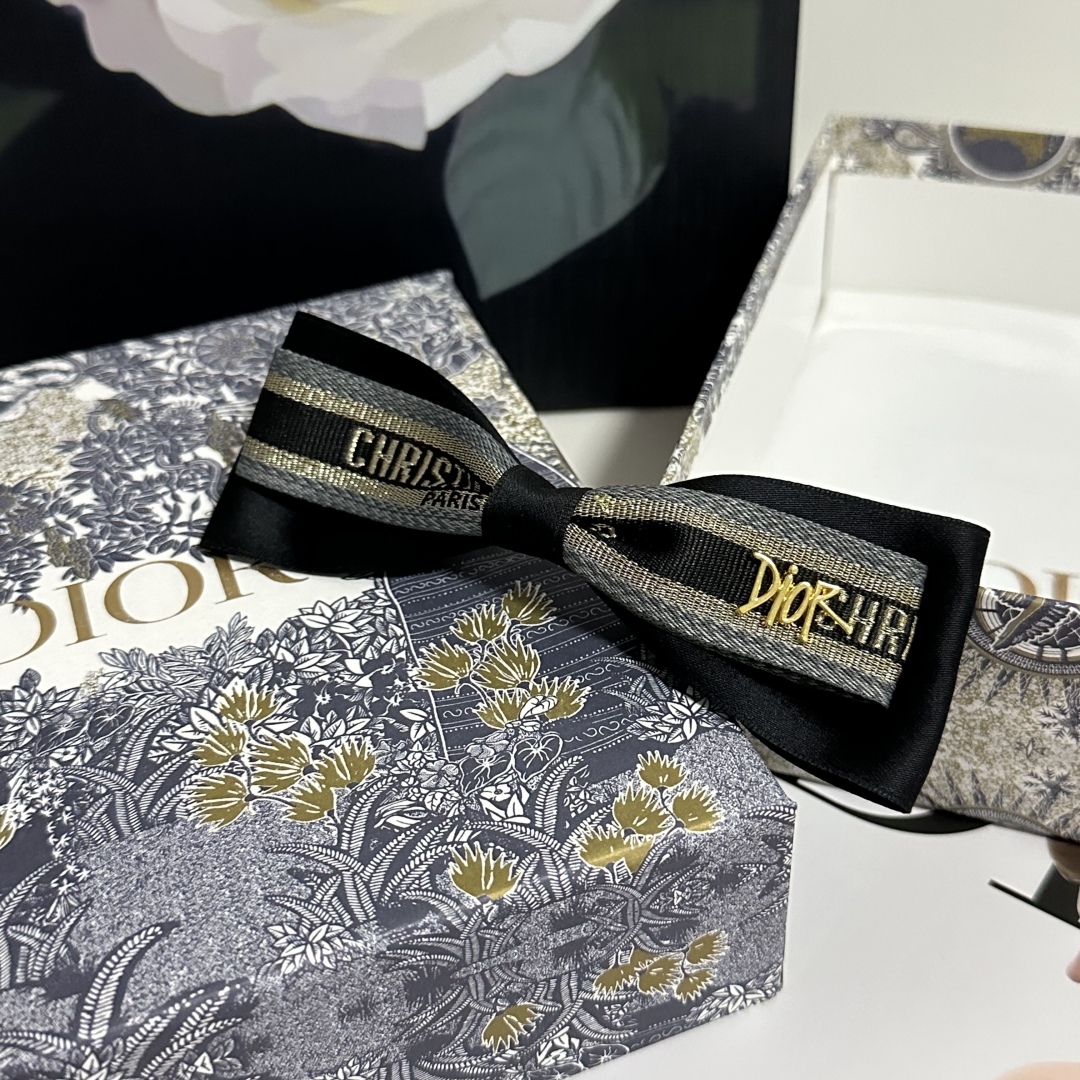  配专柜包装
DIOR（迪奥）最新蝴蝶结中古发夹#
信我！人手必备的单品 这件必须买
洋气神仙颜值💕💫
