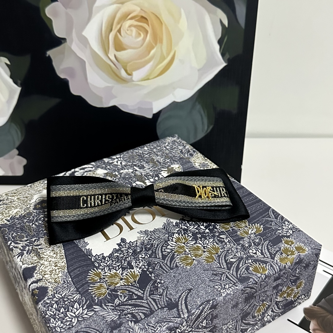  配专柜包装
DIOR（迪奥）最新蝴蝶结中古发夹#
信我！人手必备的单品 这件必须买
洋气神仙颜值💕💫
