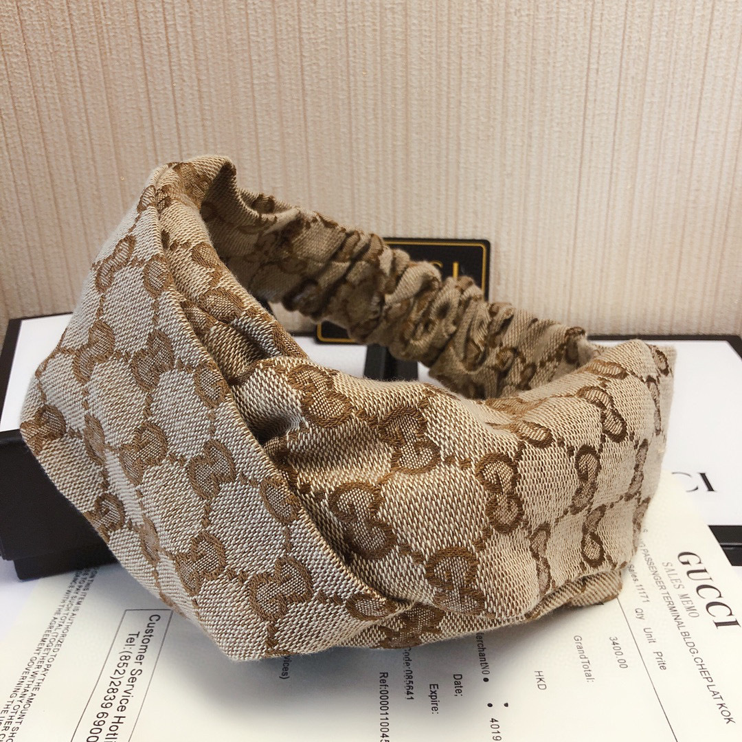  配专柜包装
Gucci（古驰) 官网GG爆款发带 多功能时尚束发头饰
时尚名媛风 人手必备#