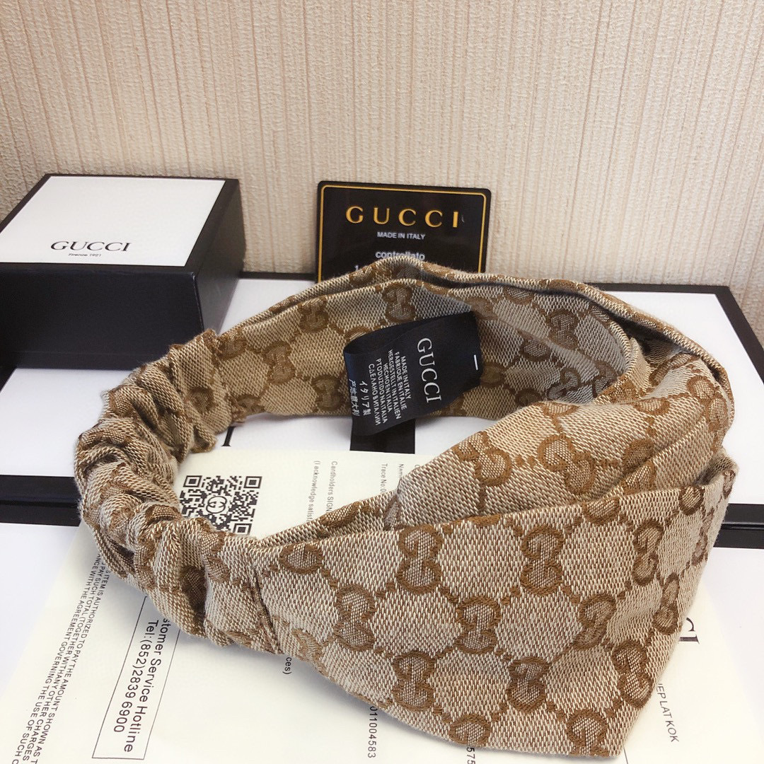  配专柜包装
Gucci（古驰) 官网GG爆款发带 多功能时尚束发头饰
时尚名媛风 人手必备#