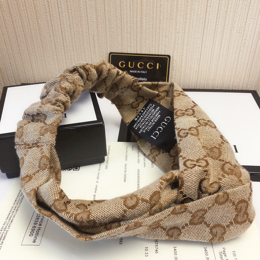  配专柜包装
Gucci（古驰) 官网GG爆款发带 多功能时尚束发头饰
时尚名媛风 人手必备#