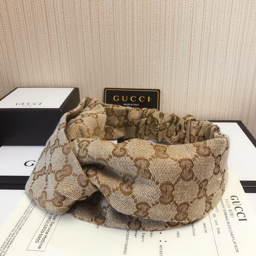  配专柜包装
Gucci（古驰) 官网GG爆款发带 多功能时尚束发头饰
时尚名媛风 人手必备#