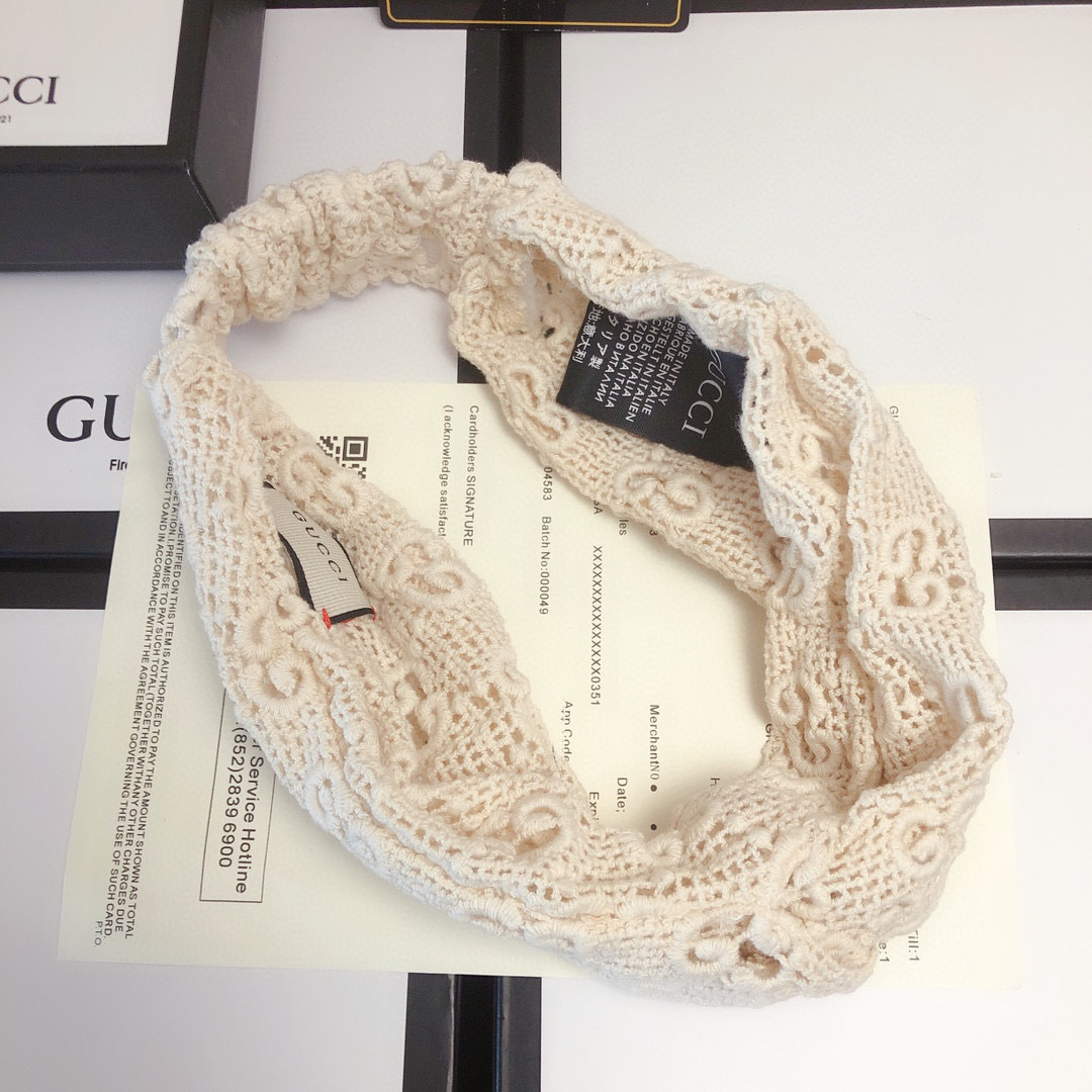   配专柜包装
Gucci（古驰) 官网GG镂空款发带 多功能时尚束发头饰
时尚名媛风 人手必备#