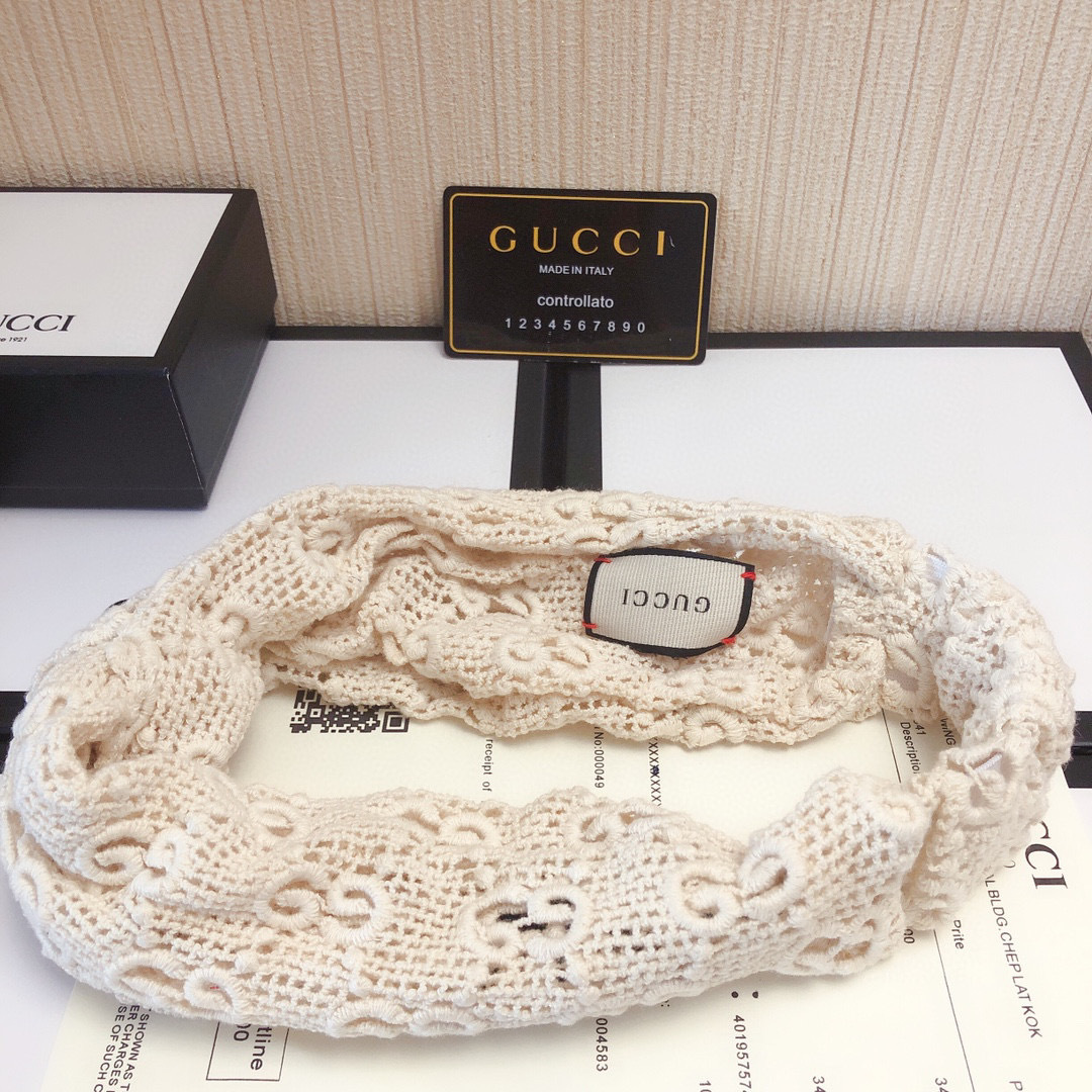   配专柜包装
Gucci（古驰) 官网GG镂空款发带 多功能时尚束发头饰
时尚名媛风 人手必备#
