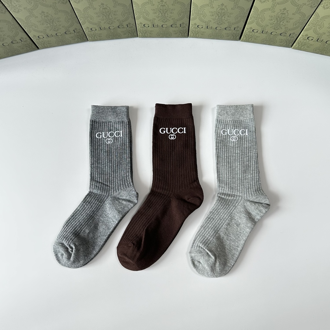 💛配包装Gucci（古驰）新款经典中长款饰品袜堆堆袜袜子！一盒三双， 专柜同步筒款袜子，💛大牌出街，潮人