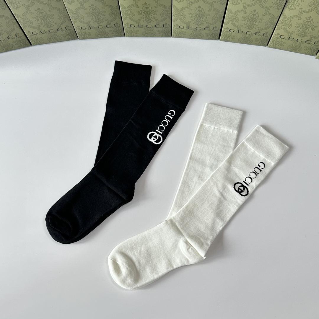 💛配包装Gucci（古驰）爆款出货 新款轻奢及膝小腿袜堆堆袜袜子🧦！一盒两双，专柜同步筒袜袜子，💛大牌出