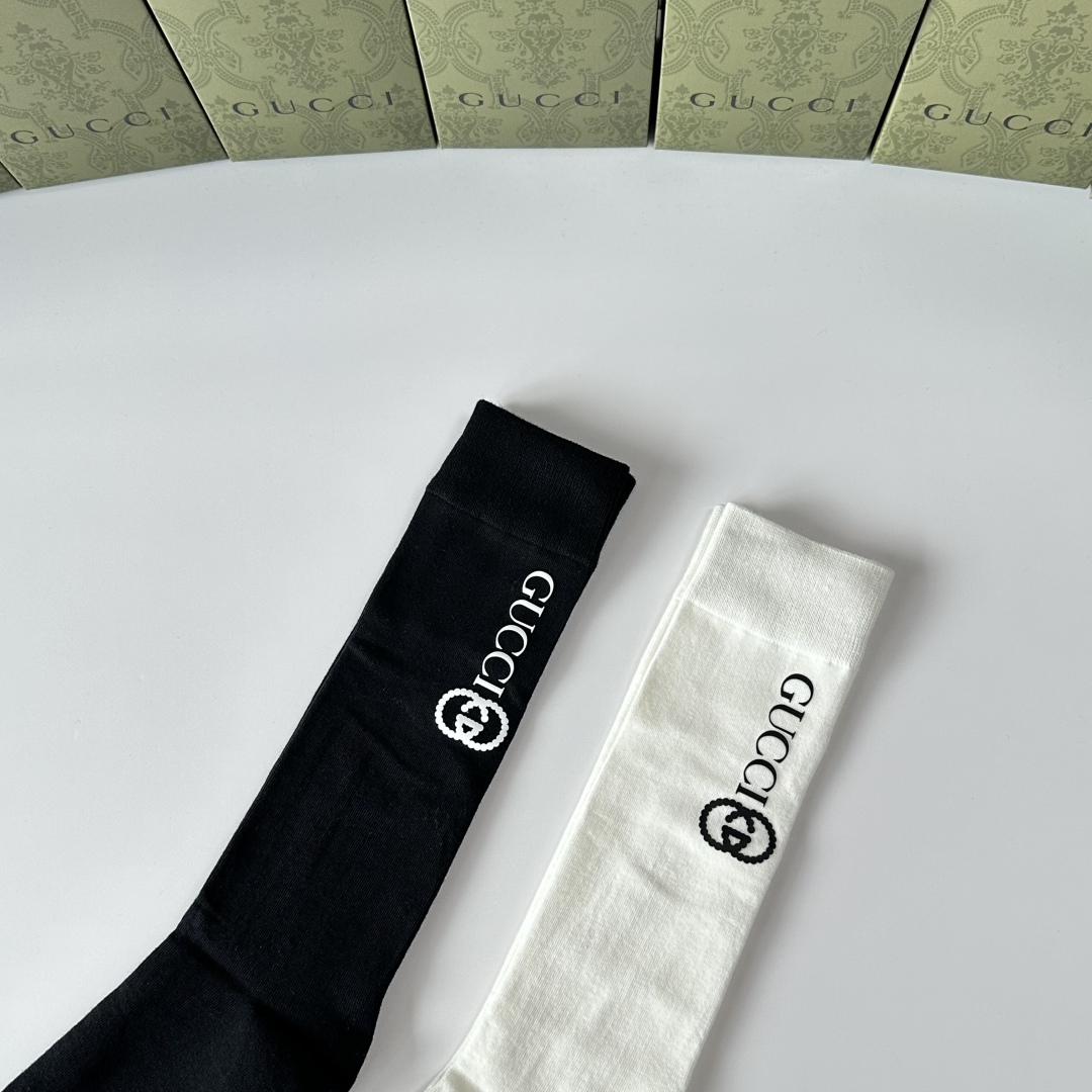 💛配包装Gucci（古驰）爆款出货 新款轻奢及膝小腿袜堆堆袜袜子🧦！一盒两双，专柜同步筒袜袜子，💛大牌出
