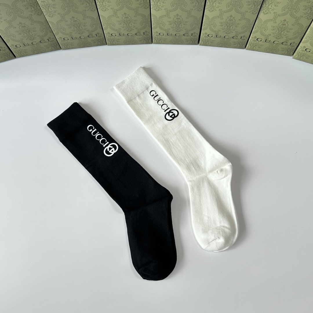 💛配包装Gucci（古驰）爆款出货 新款轻奢及膝小腿袜堆堆袜袜子🧦！一盒两双，专柜同步筒袜袜子，💛大牌出