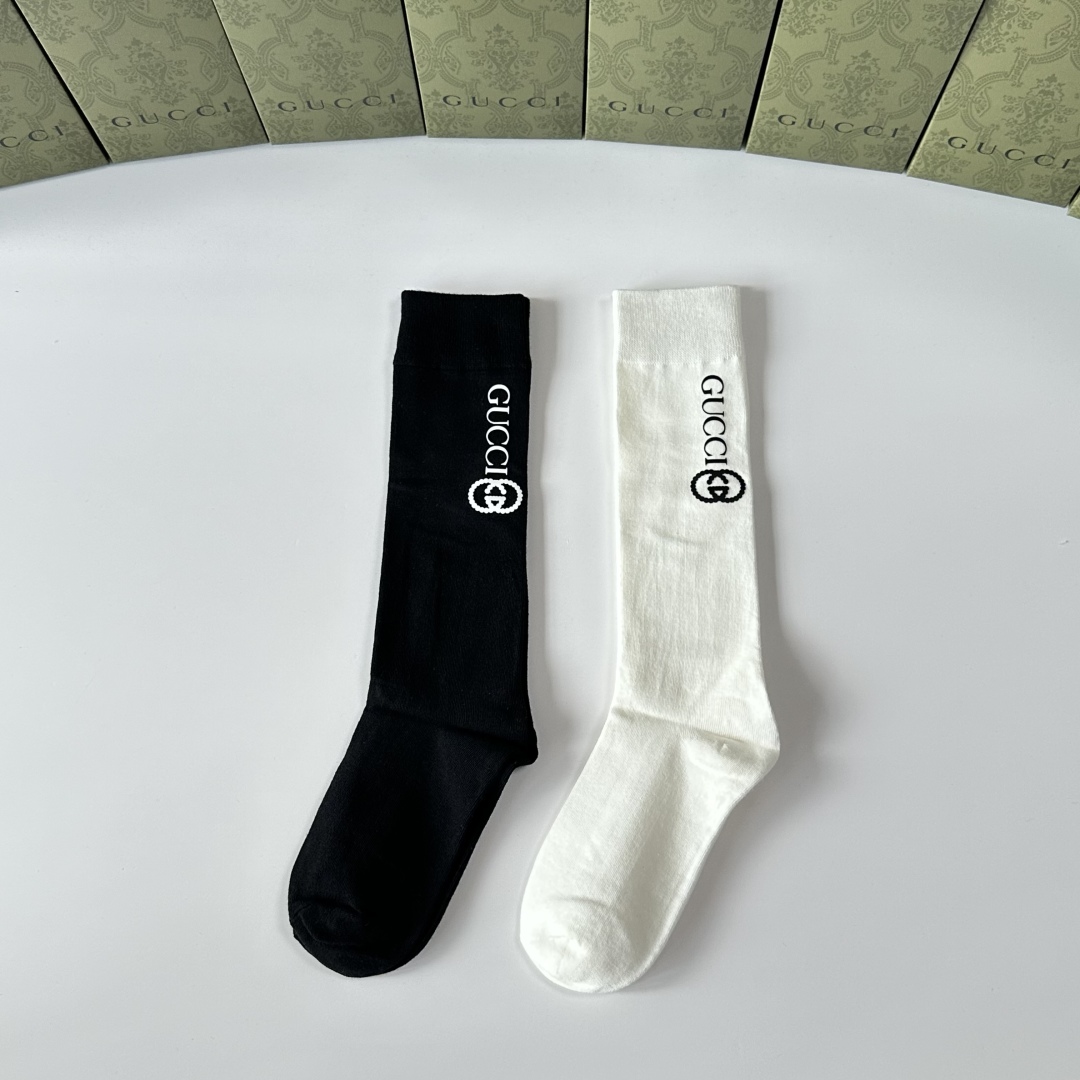 💛配包装Gucci（古驰）爆款出货 新款轻奢及膝小腿袜堆堆袜袜子🧦！一盒两双，专柜同步筒袜袜子，💛大牌出