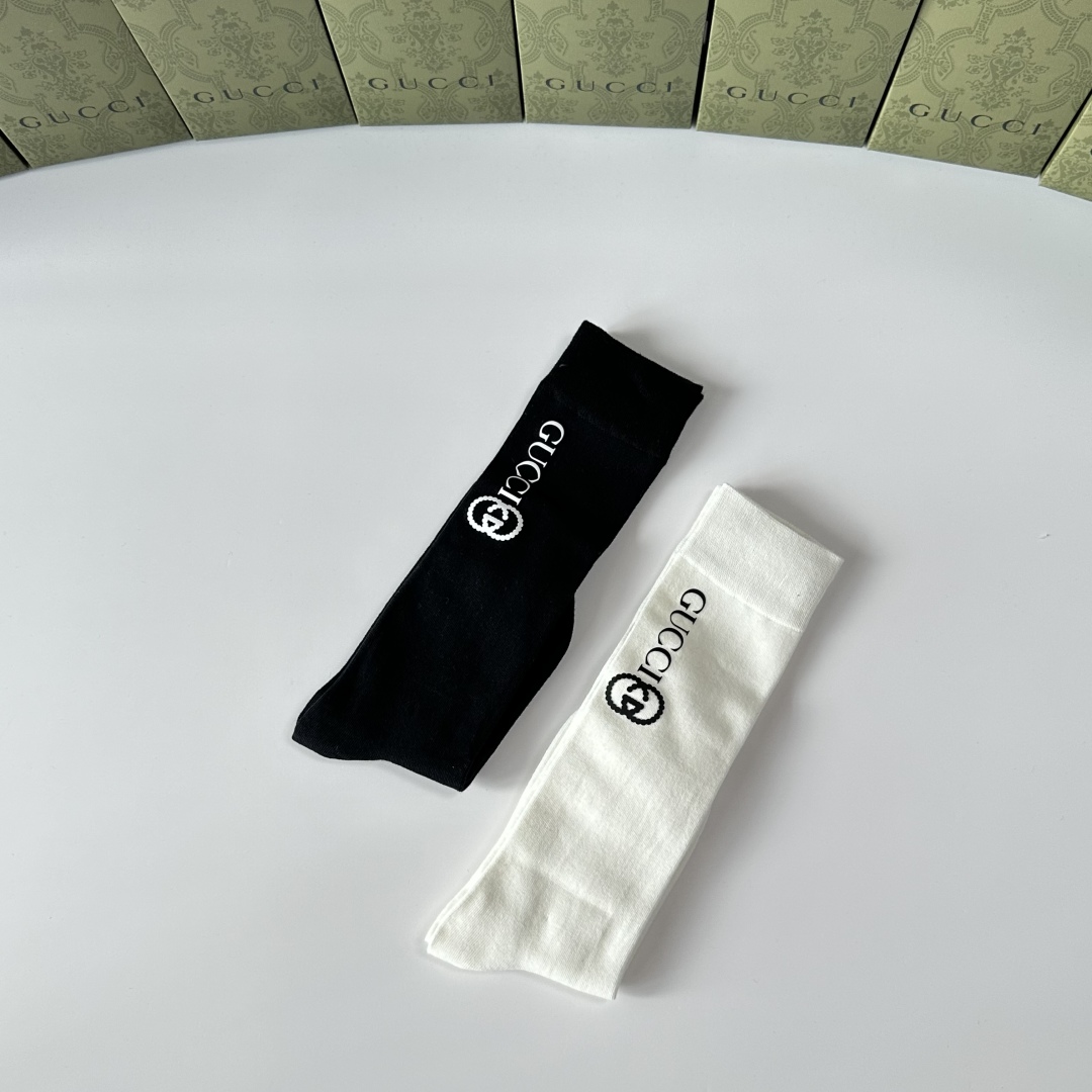 💛配包装Gucci（古驰）爆款出货 新款轻奢及膝小腿袜堆堆袜袜子🧦！一盒两双，专柜同步筒袜袜子，💛大牌出