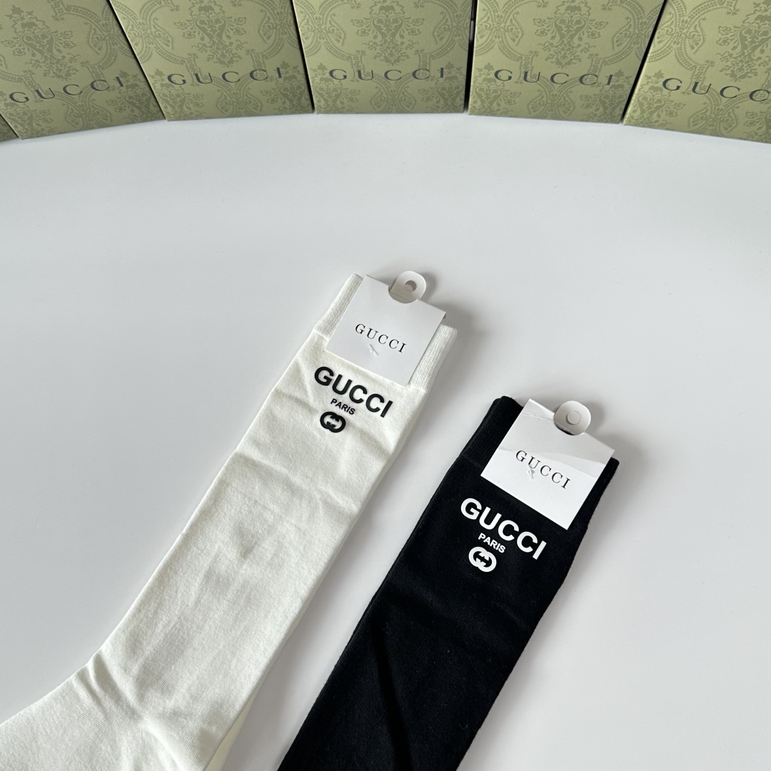 💛配包装Gucci（古驰）爆款出货 新款轻奢及膝小腿袜堆堆袜袜子🧦！一盒两双，专柜同步筒袜袜子，💛大牌出