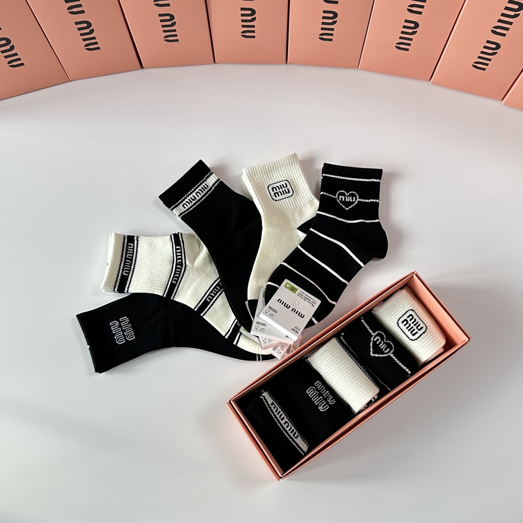 💛配包装MiuMiu（缪缪）新款中长款堆堆袜袜子！一盒五双， 专柜同步筒款袜子，💛大牌出街，潮人必备🔥超