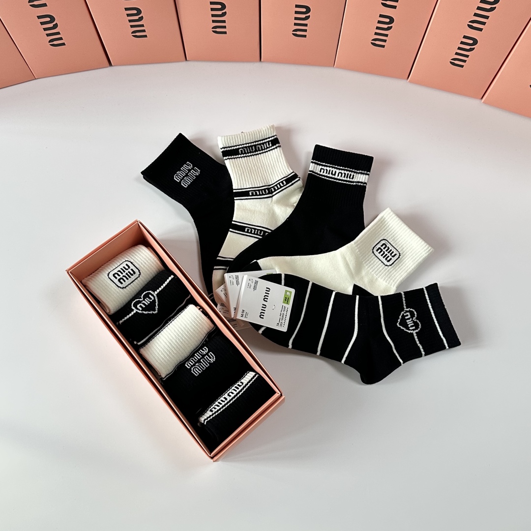 💛配包装MiuMiu（缪缪）新款中长款堆堆袜袜子！一盒五双， 专柜同步筒款袜子，💛大牌出街，潮人必备🔥超