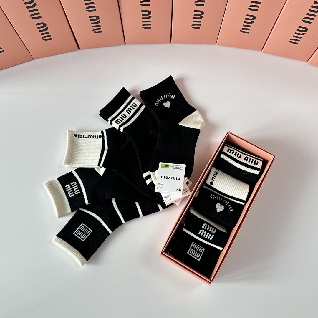 💛配包装MiuMiu（缪缪）新款中长款堆堆袜袜子！一盒五双， 专柜同步筒款袜子，💛大牌出街，潮人必备🔥超