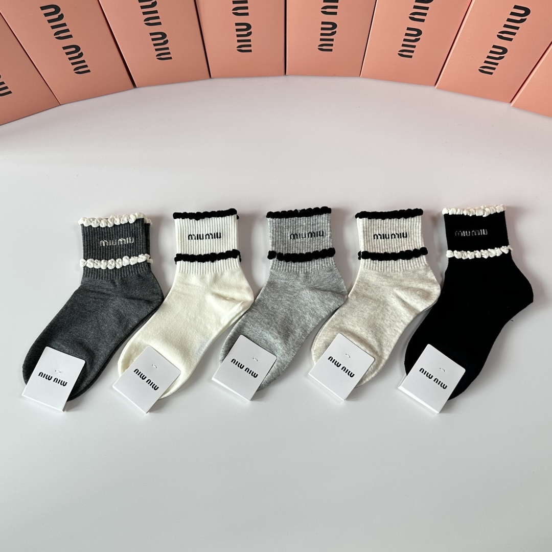 💛配包装MiuMiu（缪缪）新款中长款堆堆袜袜子！一盒五双， 专柜同步筒款袜子，💛大牌出街，潮人必备🔥超