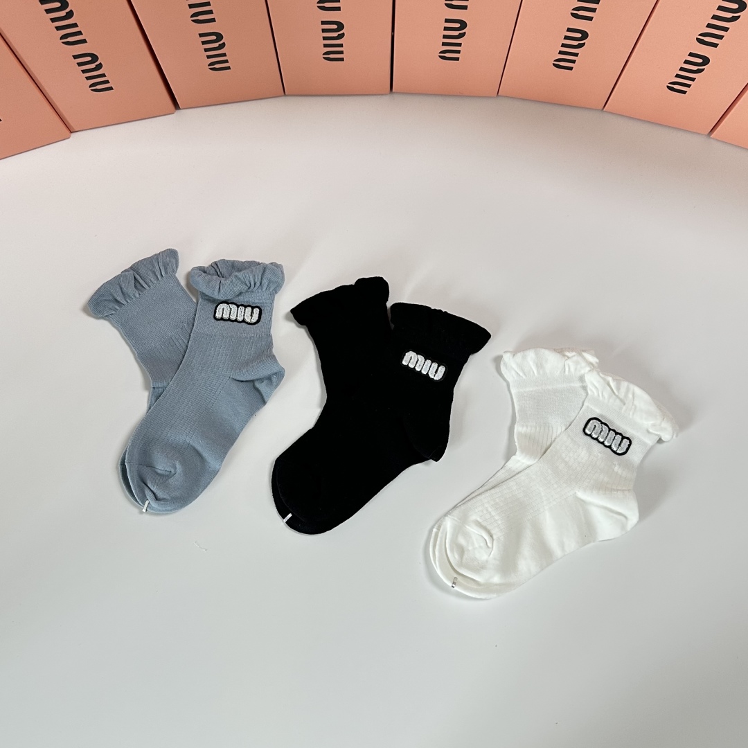 💛配包装MiuMiu（缪缪）新款经典中长款饰品袜堆堆袜袜子！一盒三双， 专柜同步筒款袜子，💛大牌出街，潮