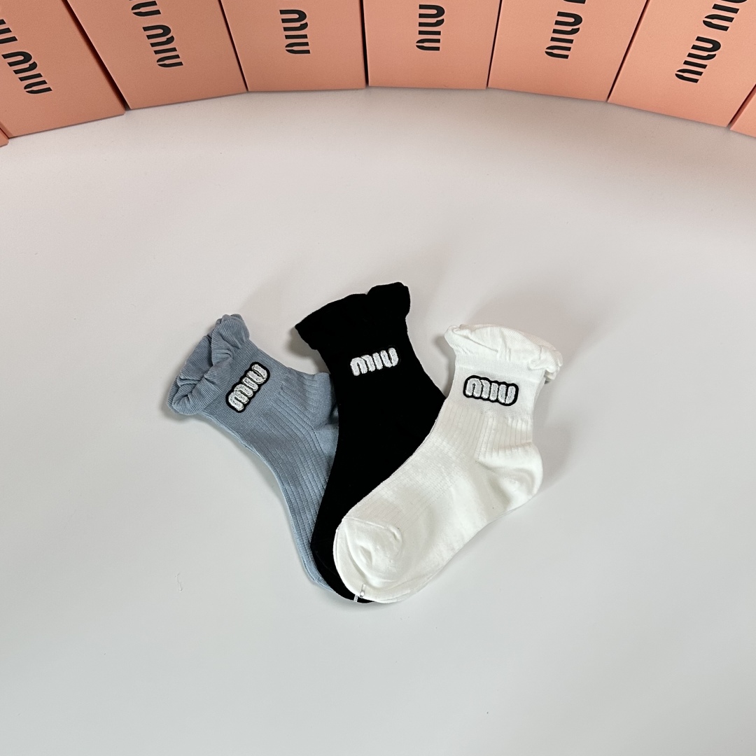 💛配包装MiuMiu（缪缪）新款经典中长款饰品袜堆堆袜袜子！一盒三双， 专柜同步筒款袜子，💛大牌出街，潮