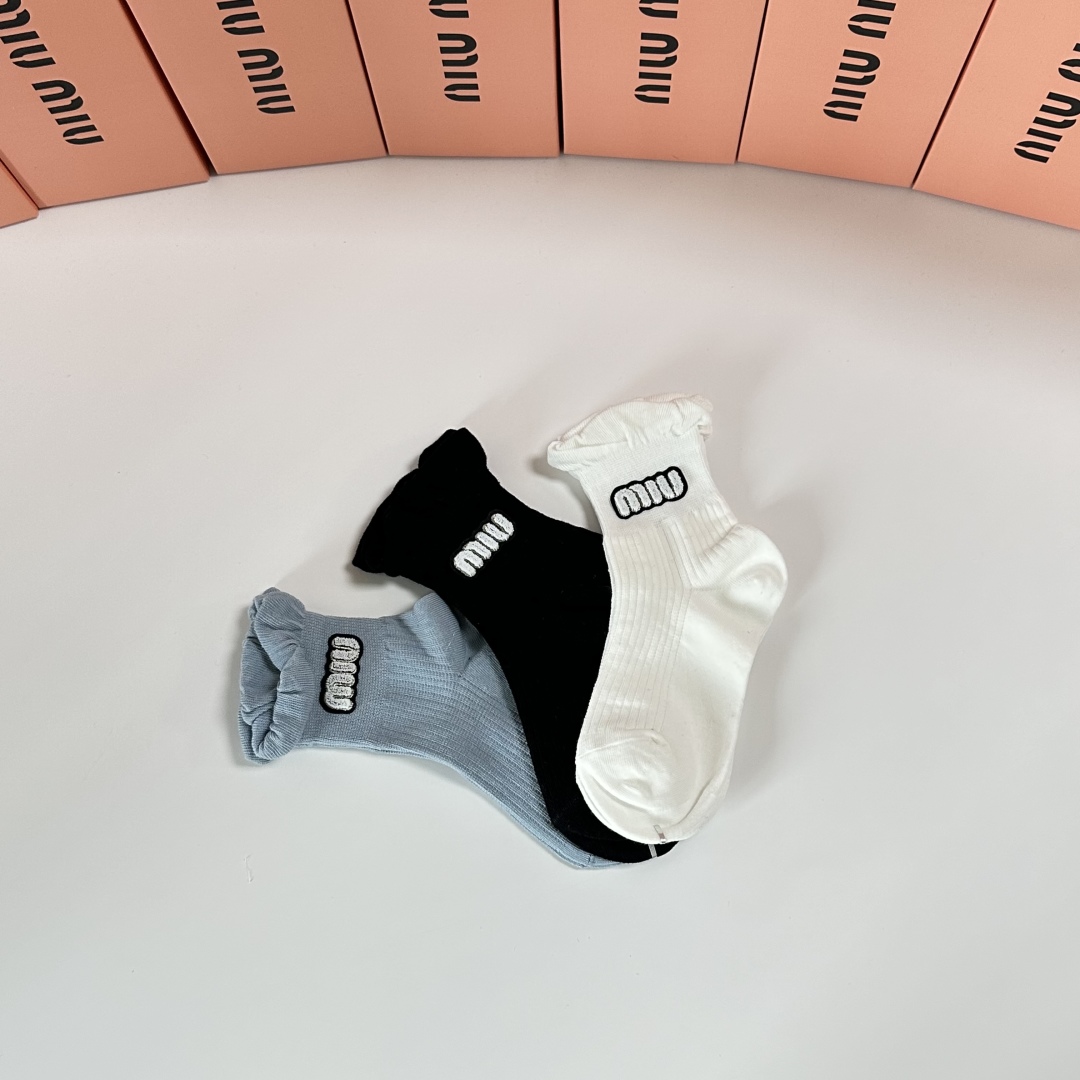 💛配包装MiuMiu（缪缪）新款经典中长款饰品袜堆堆袜袜子！一盒三双， 专柜同步筒款袜子，💛大牌出街，潮