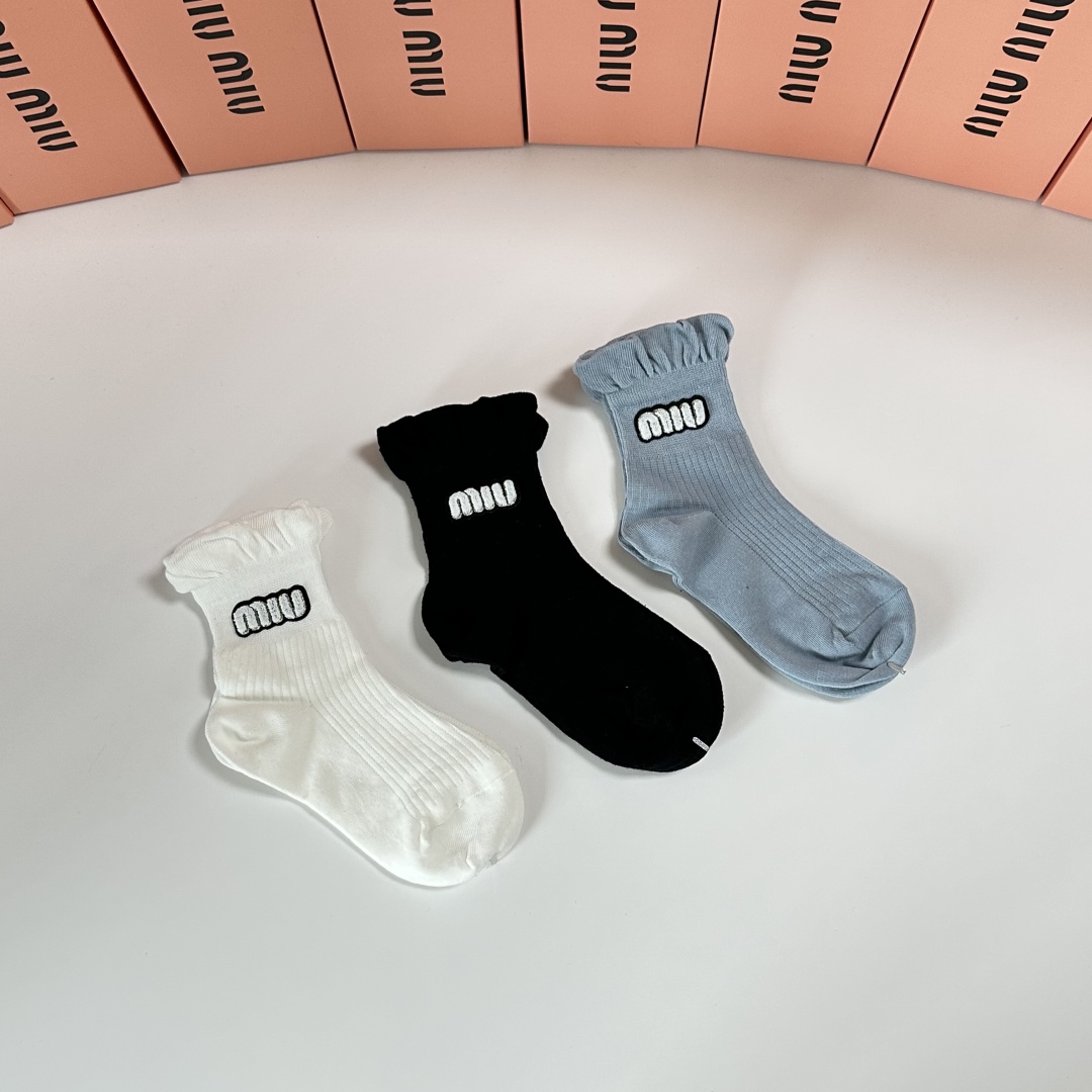 💛配包装MiuMiu（缪缪）新款经典中长款饰品袜堆堆袜袜子！一盒三双， 专柜同步筒款袜子，💛大牌出街，潮