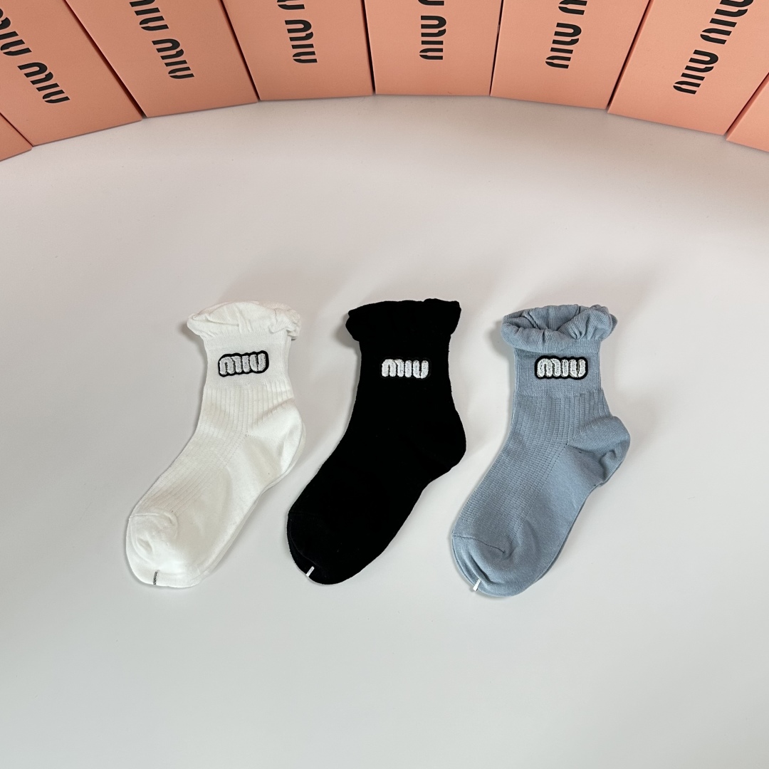 💛配包装MiuMiu（缪缪）新款经典中长款饰品袜堆堆袜袜子！一盒三双， 专柜同步筒款袜子，💛大牌出街，潮
