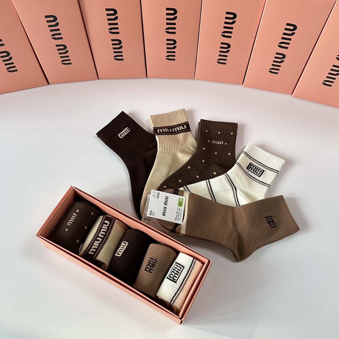 💛配包装MiuMiu（缪缪）新款经典中长筒袜堆堆袜袜子！一盒五双， 专柜同步筒袜袜子，💛大牌出街，潮人必