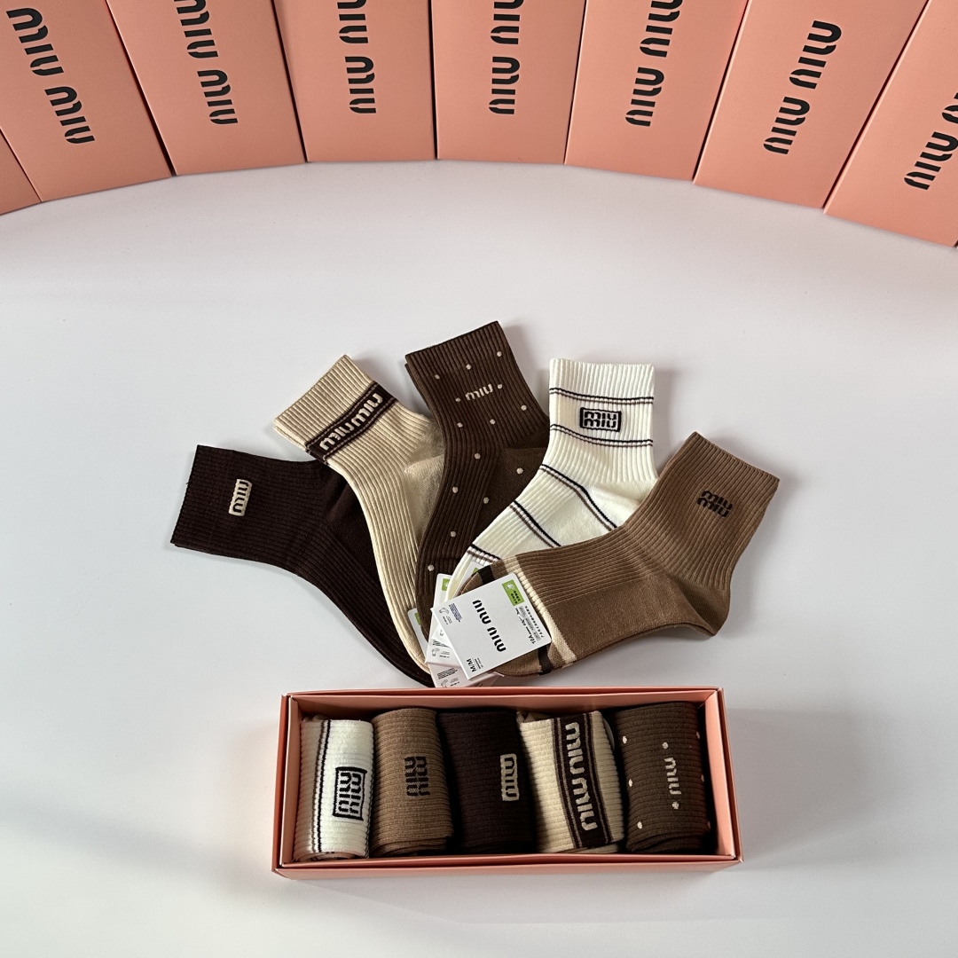 💛配包装MiuMiu（缪缪）新款经典中长筒袜堆堆袜袜子！一盒五双， 专柜同步筒袜袜子，💛大牌出街，潮人必