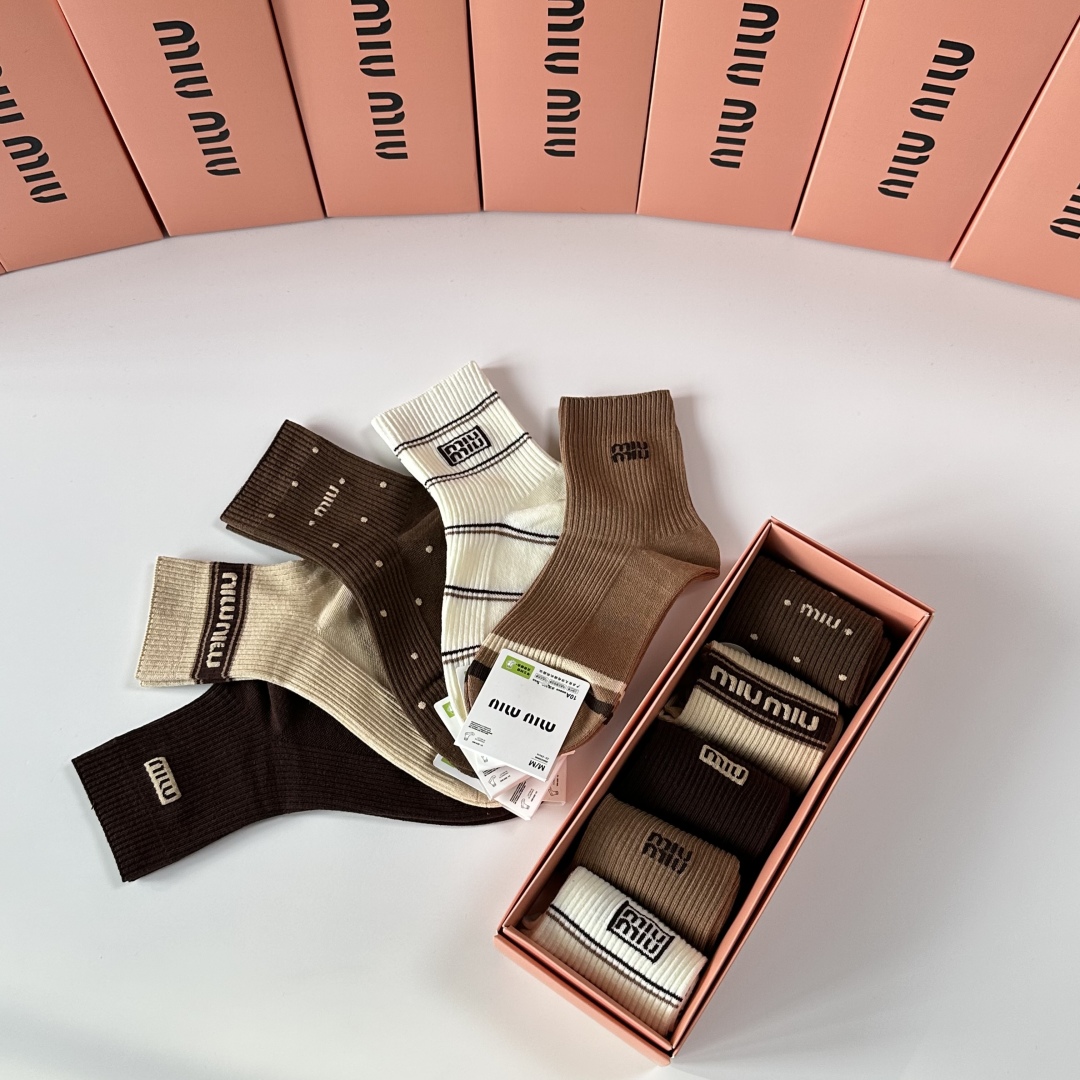 💛配包装MiuMiu（缪缪）新款经典中长筒袜堆堆袜袜子！一盒五双， 专柜同步筒袜袜子，💛大牌出街，潮人必