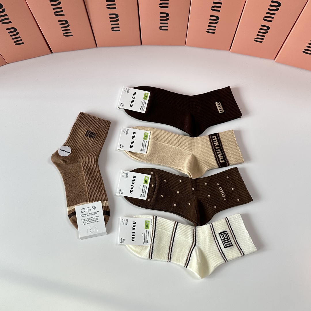 💛配包装MiuMiu（缪缪）新款经典中长筒袜堆堆袜袜子！一盒五双， 专柜同步筒袜袜子，💛大牌出街，潮人必