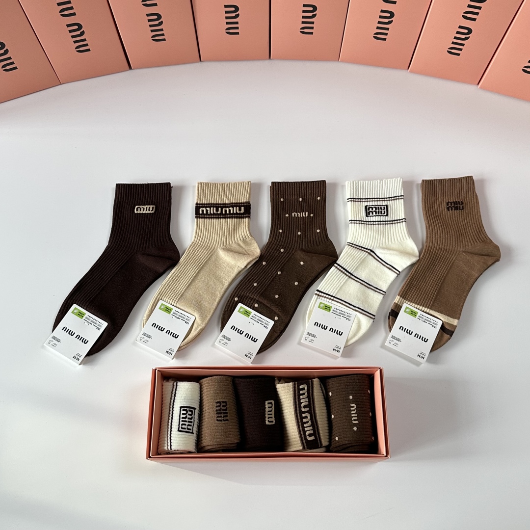 💛配包装MiuMiu（缪缪）新款经典中长筒袜堆堆袜袜子！一盒五双， 专柜同步筒袜袜子，💛大牌出街，潮人必
