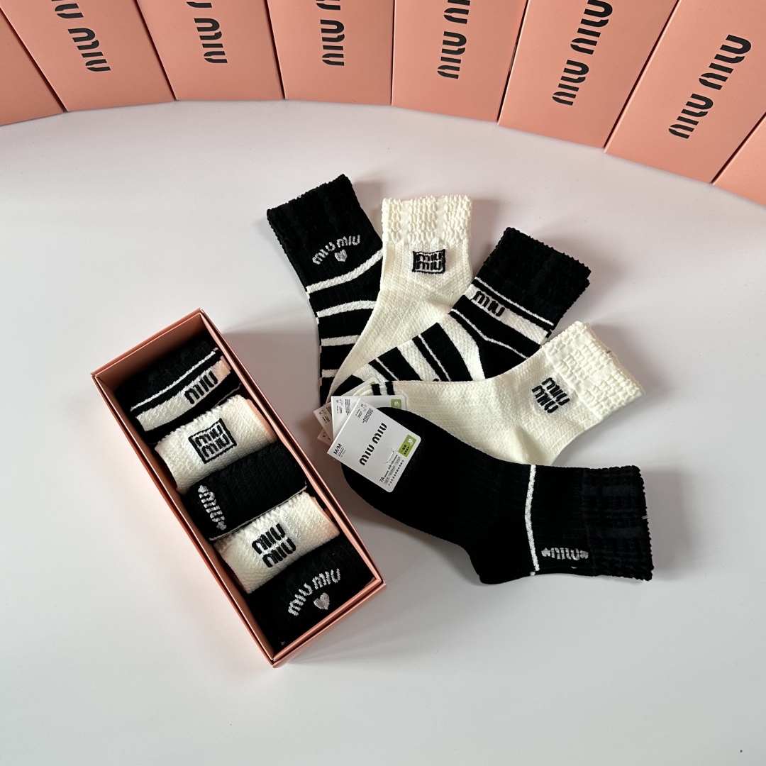 💛配包装MiuMiu（缪缪）新款经典中长筒袜堆堆袜袜子！一盒五双， 专柜同步筒袜袜子，💛大牌出街，潮人必