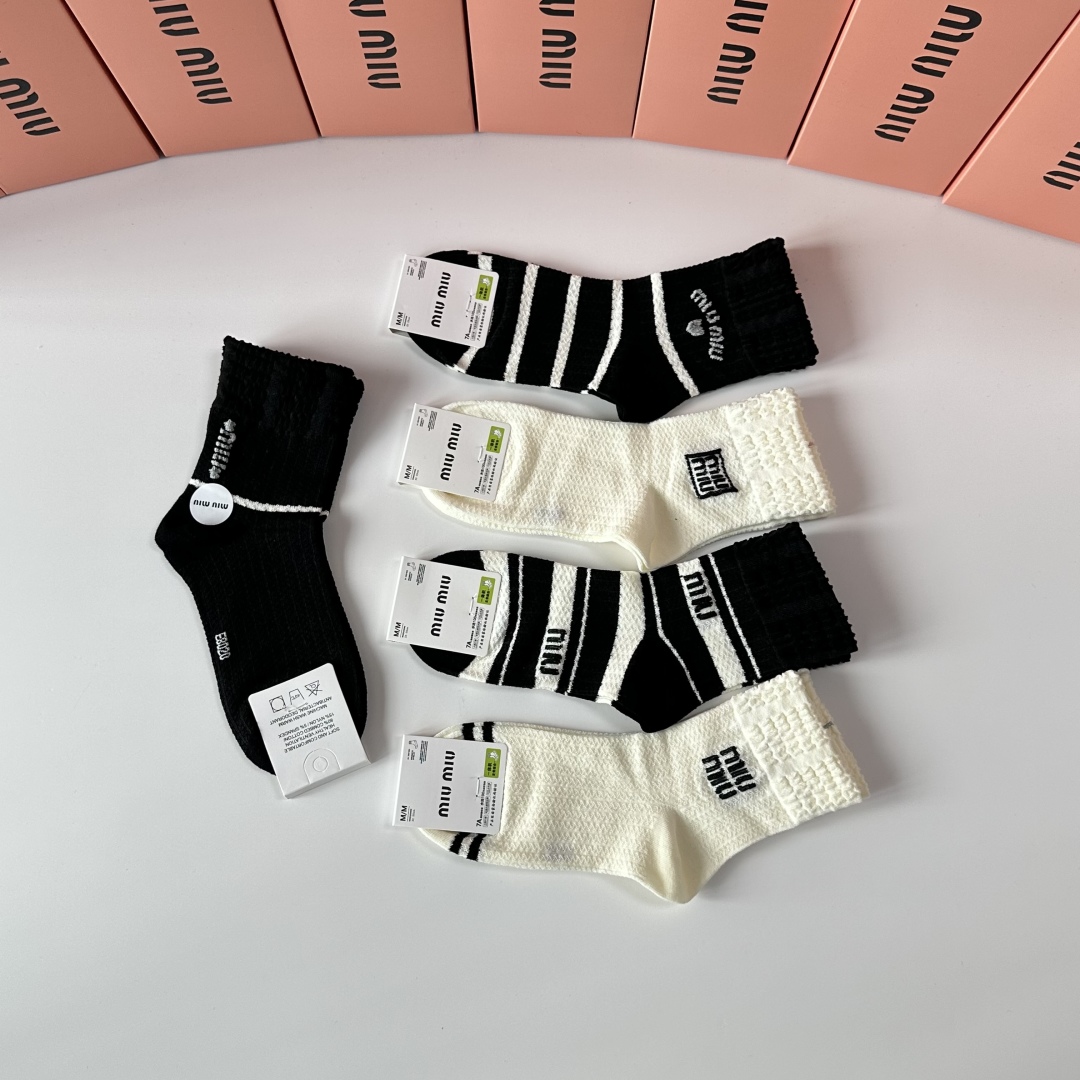 💛配包装MiuMiu（缪缪）新款经典中长筒袜堆堆袜袜子！一盒五双， 专柜同步筒袜袜子，💛大牌出街，潮人必