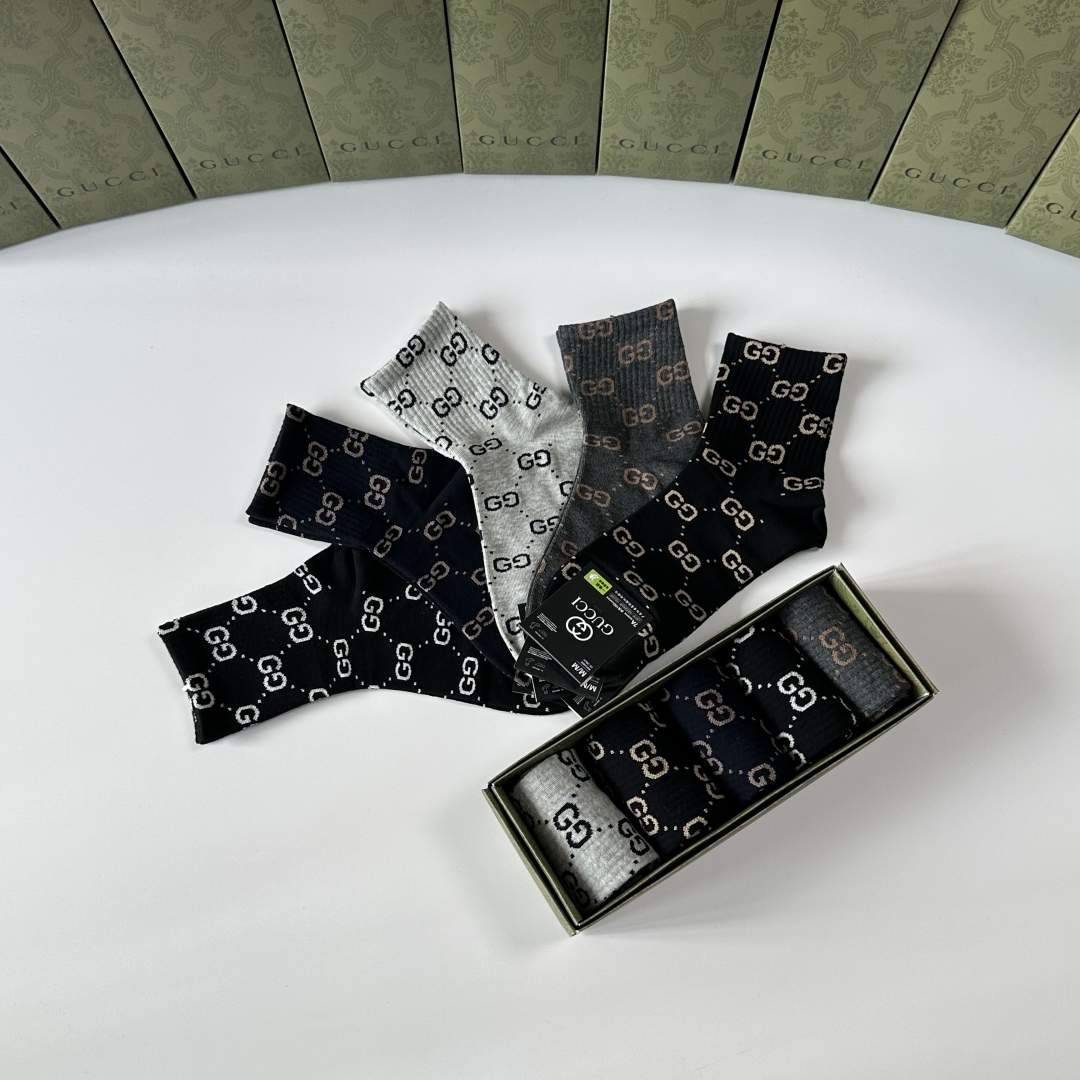  💛配包装
Gucci（古驰）新款经典中长筒袜堆堆袜袜子！一盒五双， 专柜同步筒袜袜子，💛大牌出街，潮人