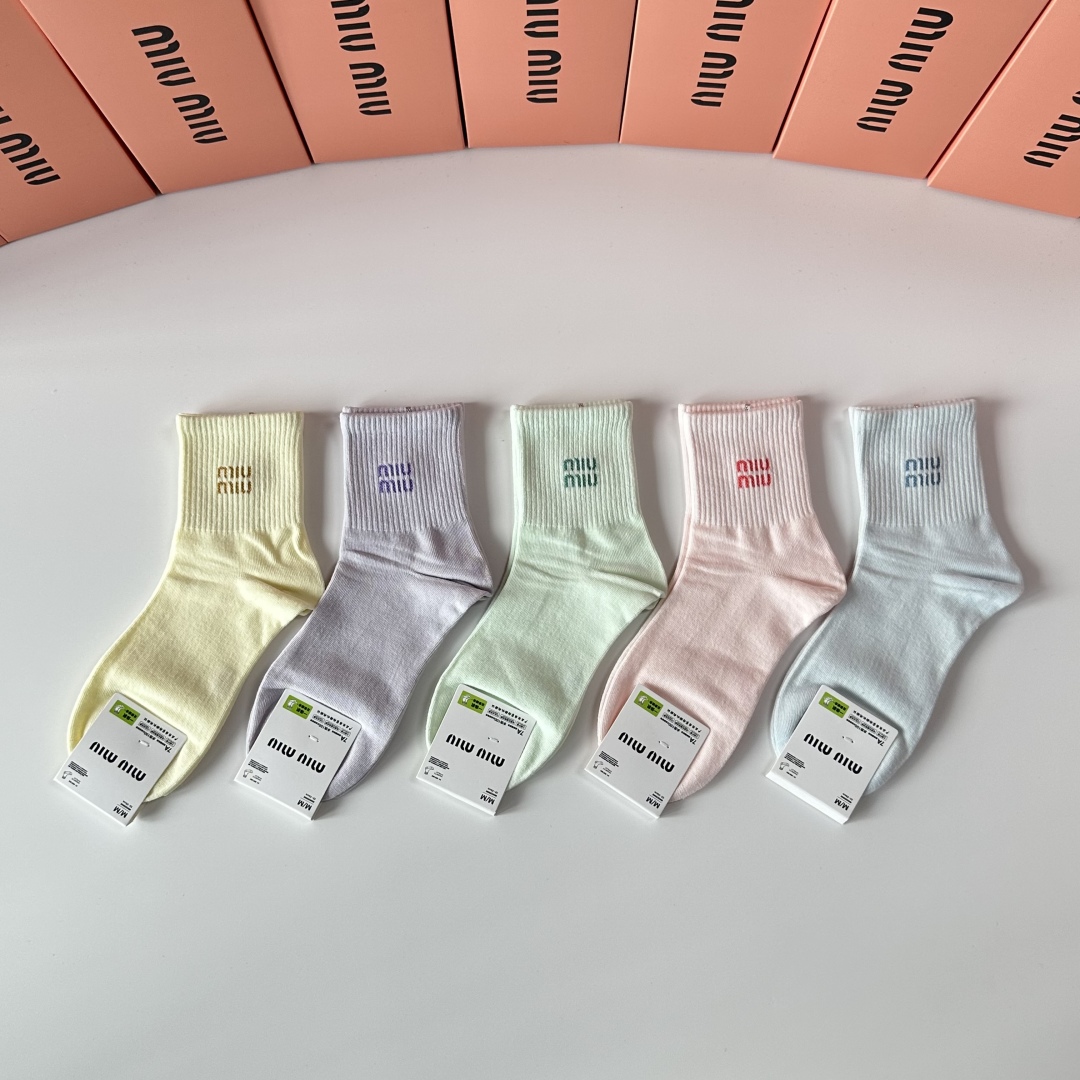 💛配包装MiuMiu（缪缪）新款中长款堆堆袜袜子！一盒五双， 专柜同步筒款袜子，💛大牌出街，潮人必备🔥超