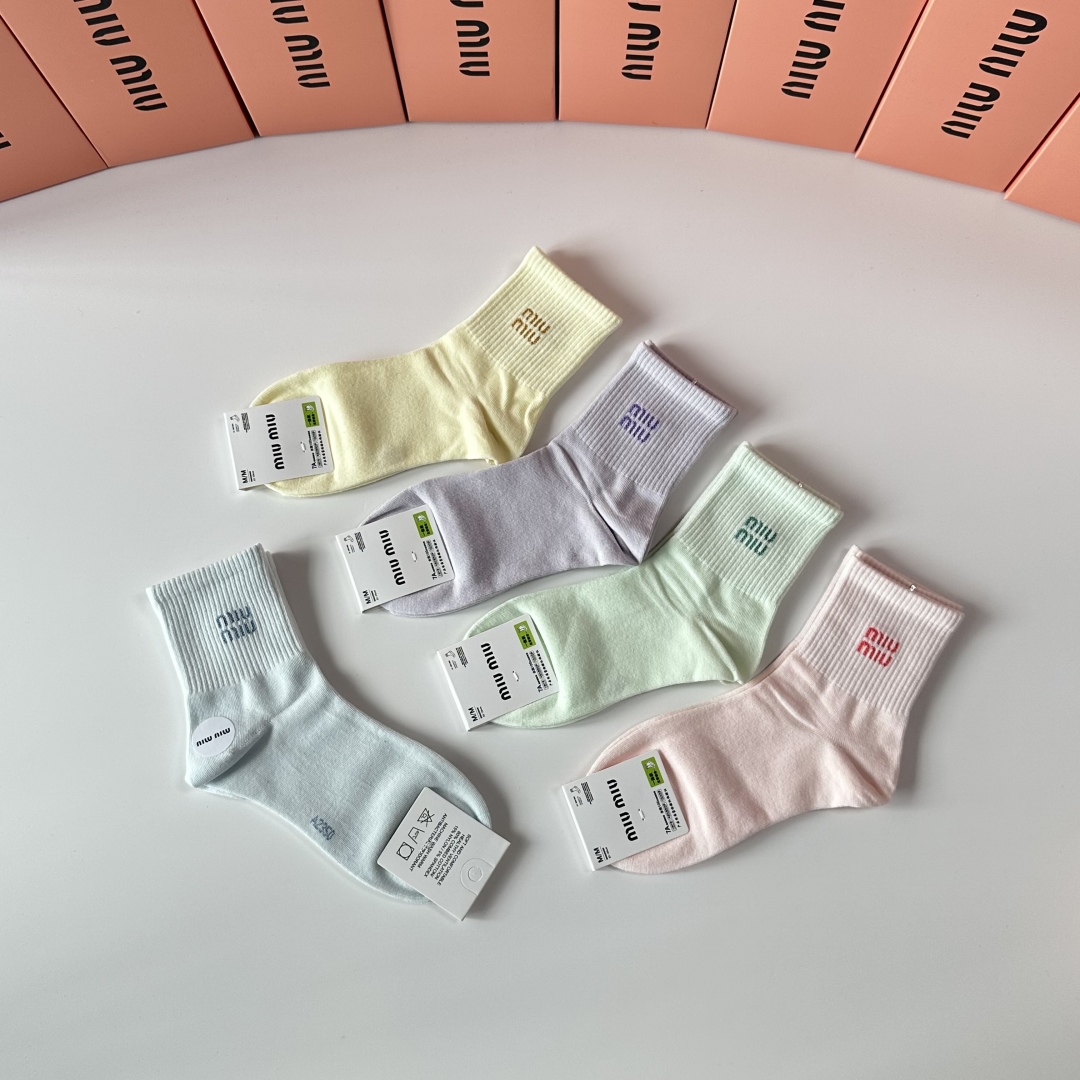 💛配包装MiuMiu（缪缪）新款中长款堆堆袜袜子！一盒五双， 专柜同步筒款袜子，💛大牌出街，潮人必备🔥超