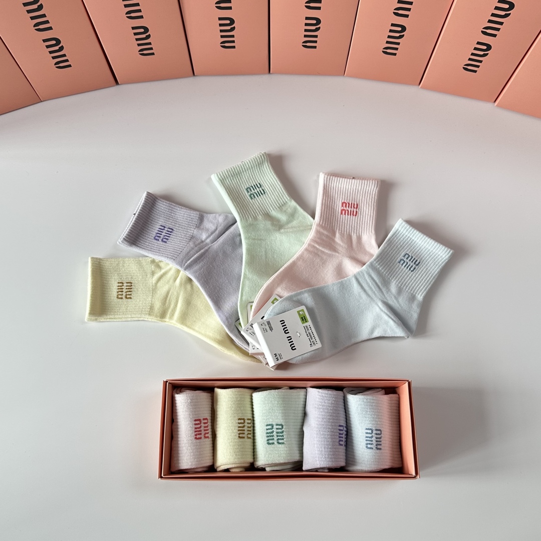 💛配包装MiuMiu（缪缪）新款中长款堆堆袜袜子！一盒五双， 专柜同步筒款袜子，💛大牌出街，潮人必备🔥超