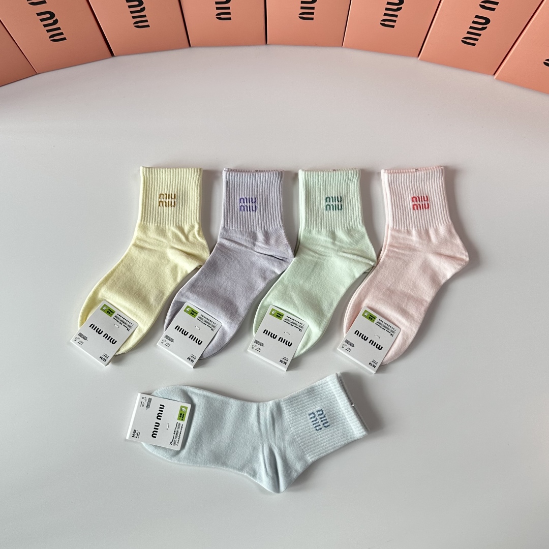 💛配包装MiuMiu（缪缪）新款中长款堆堆袜袜子！一盒五双， 专柜同步筒款袜子，💛大牌出街，潮人必备🔥超