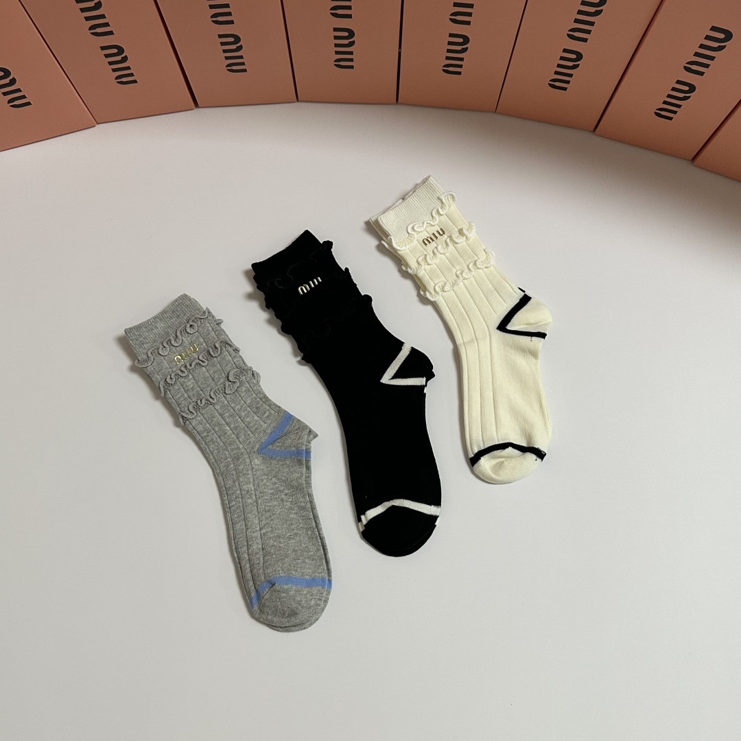💛配包装MiuMiu（缪缪）新款经典中长款饰品袜堆堆袜袜子！一盒三双， 专柜同步筒款袜子，💛大牌出街，潮
