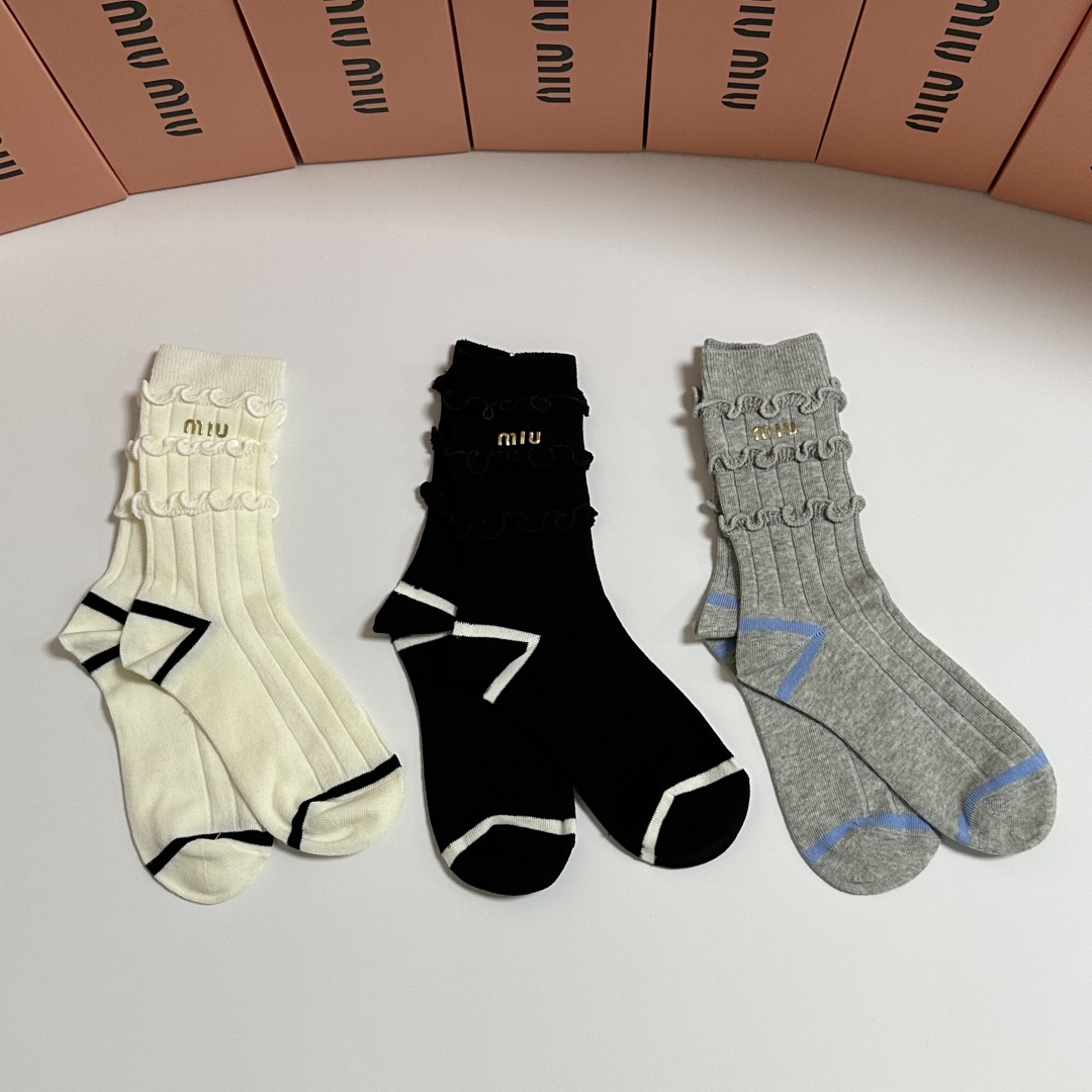 💛配包装MiuMiu（缪缪）新款经典中长款饰品袜堆堆袜袜子！一盒三双， 专柜同步筒款袜子，💛大牌出街，潮
