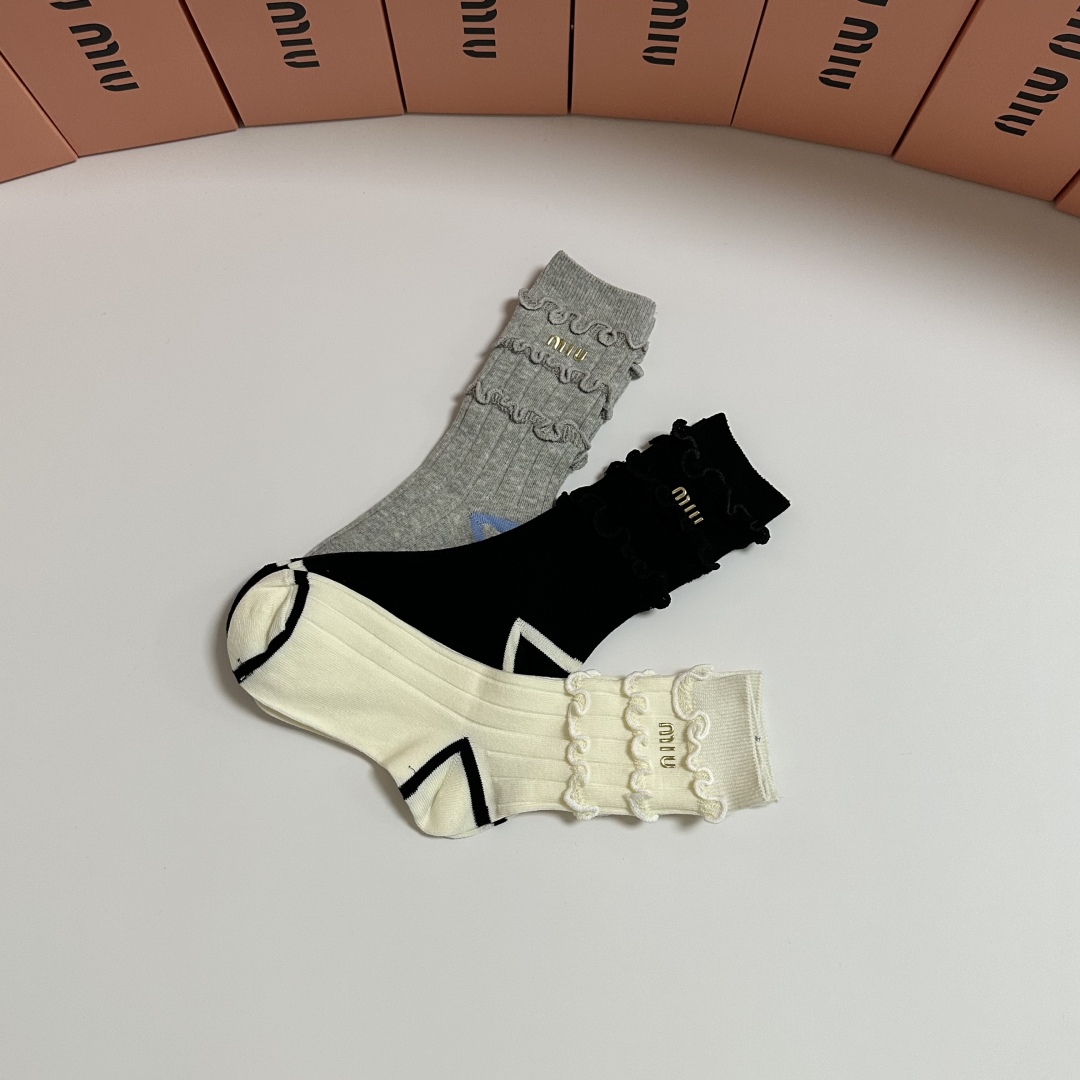 💛配包装MiuMiu（缪缪）新款经典中长款饰品袜堆堆袜袜子！一盒三双， 专柜同步筒款袜子，💛大牌出街，潮